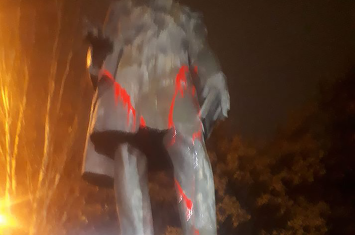 Շահեն Հարությունյանը ներկ է լցրել Գրիբոյեդովի արձանի վրա, արժանանում է բուռն քննադատության