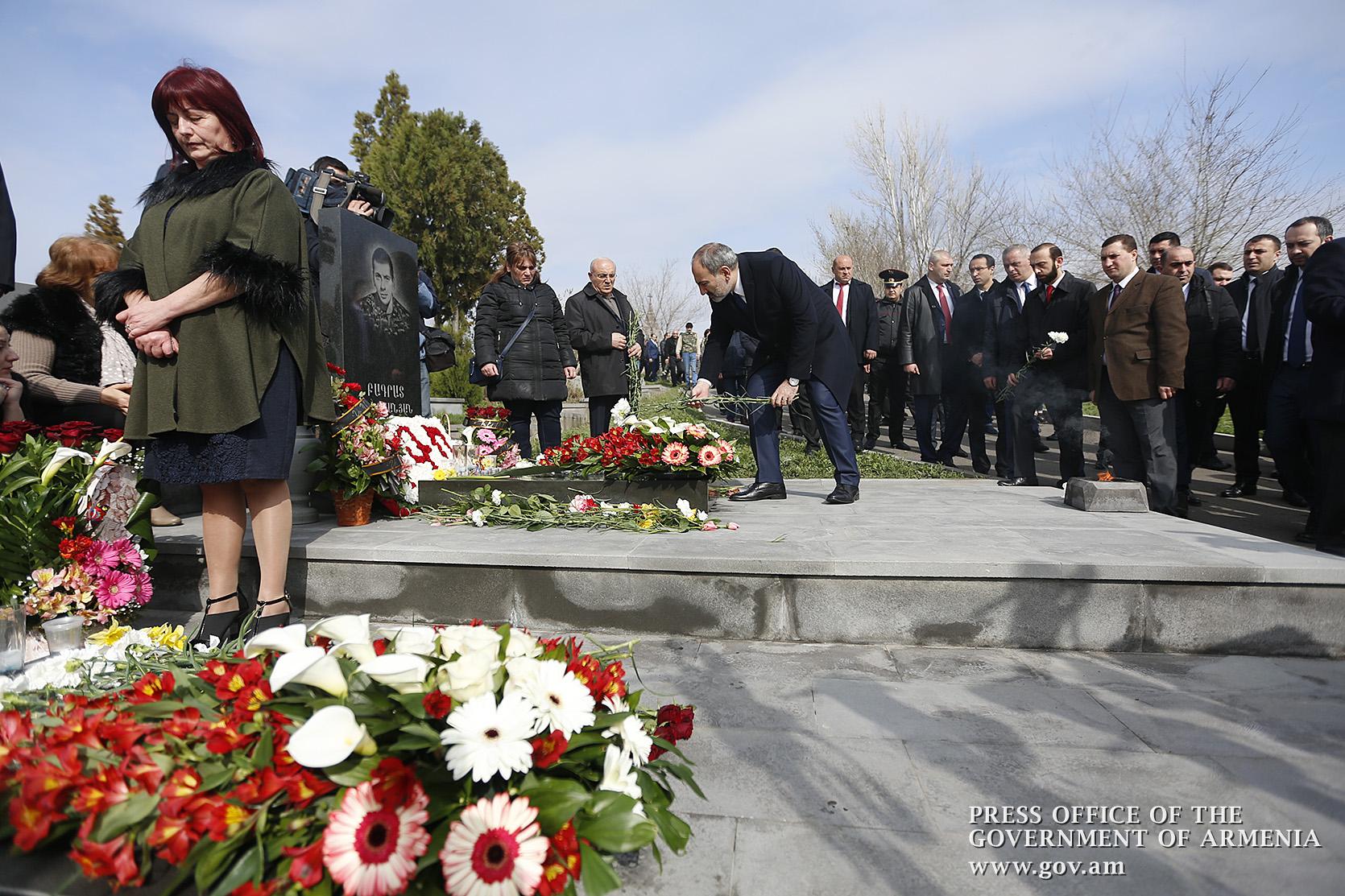 Pashinyan Pays Tribute to Soldiers Killed During Four-Day War with Azerbaijan