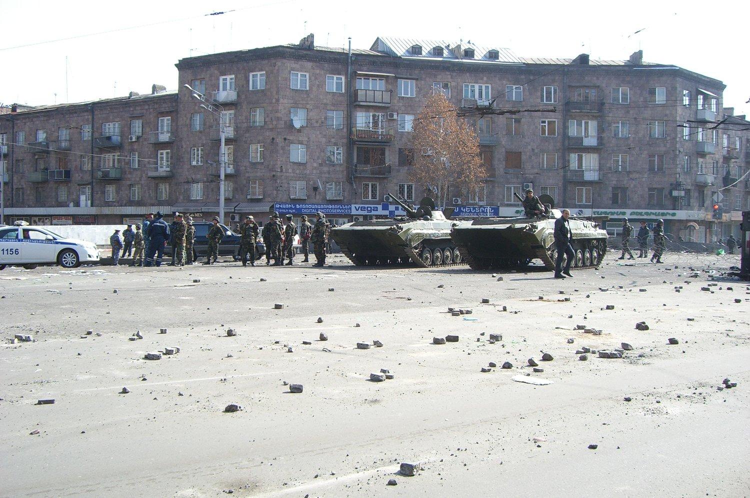 Մարտի 2, 2008․ Զրահատեխնիկան պաշարում է Երևանը, սկսվում է գրաքննություն