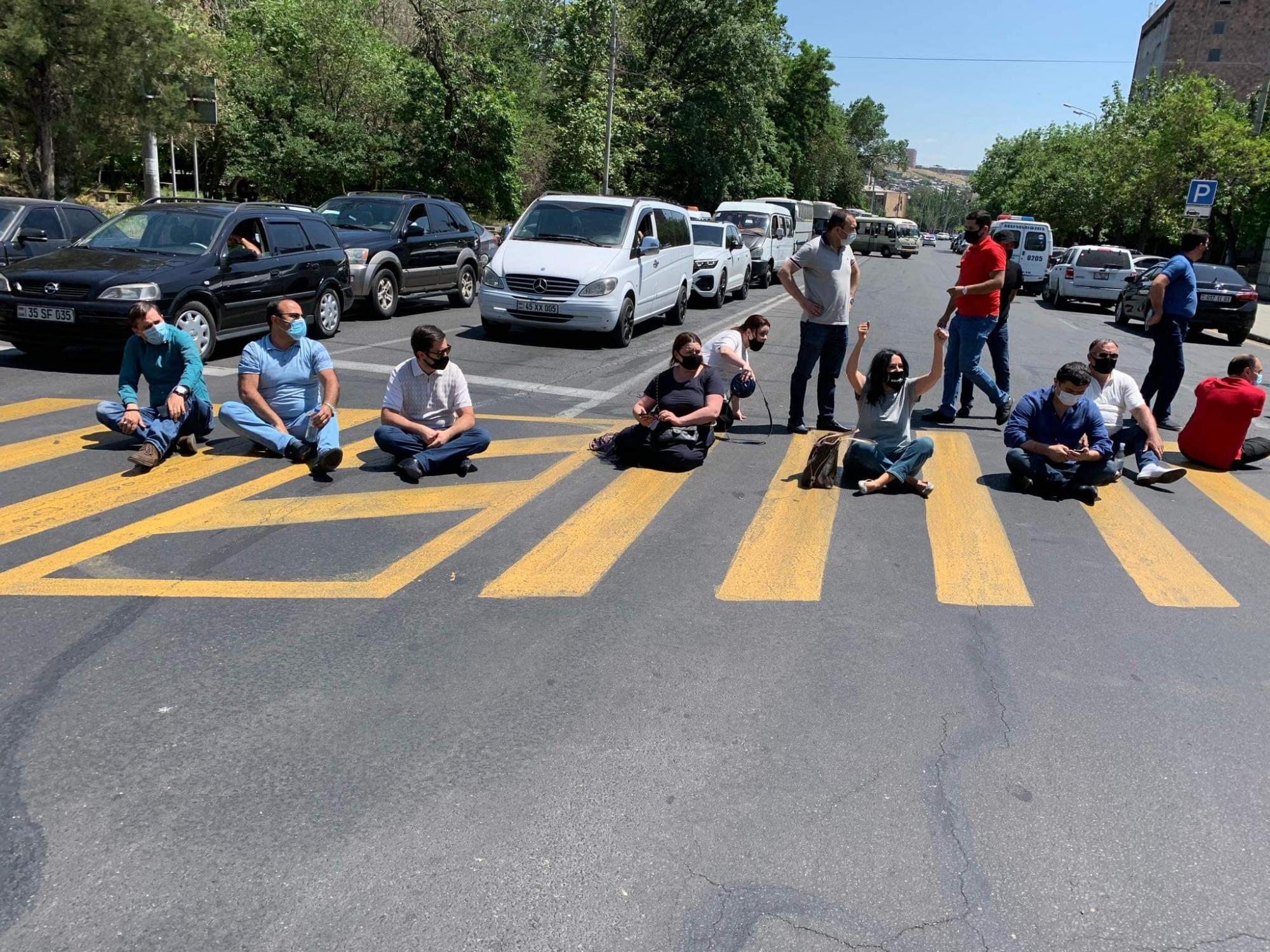 «Բարգավաճ Հայաստան»-ի անդամները փակել են Խանջյան փողոցը․ ֆոտոշարք