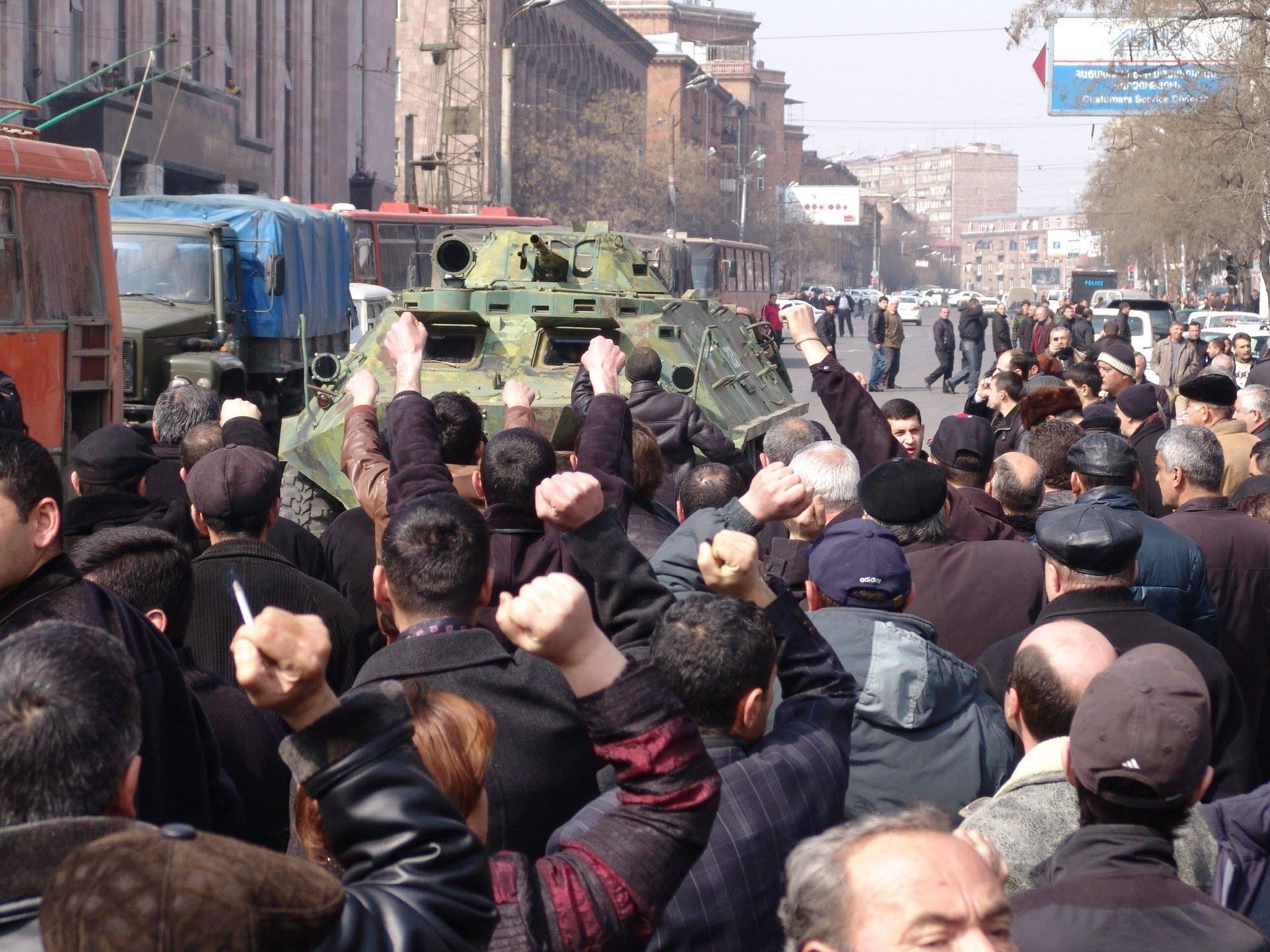 Մարտի 1, 2008․ Գնդակահարվում են քաղաքացիներ, Երևանը վերածվում է մարտադաշտի