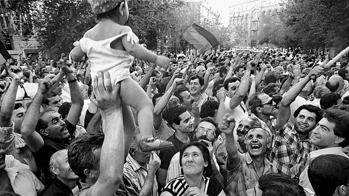Yerevan Photo Exhibit Celebrates 30th Anniversary of Karabakh Movement