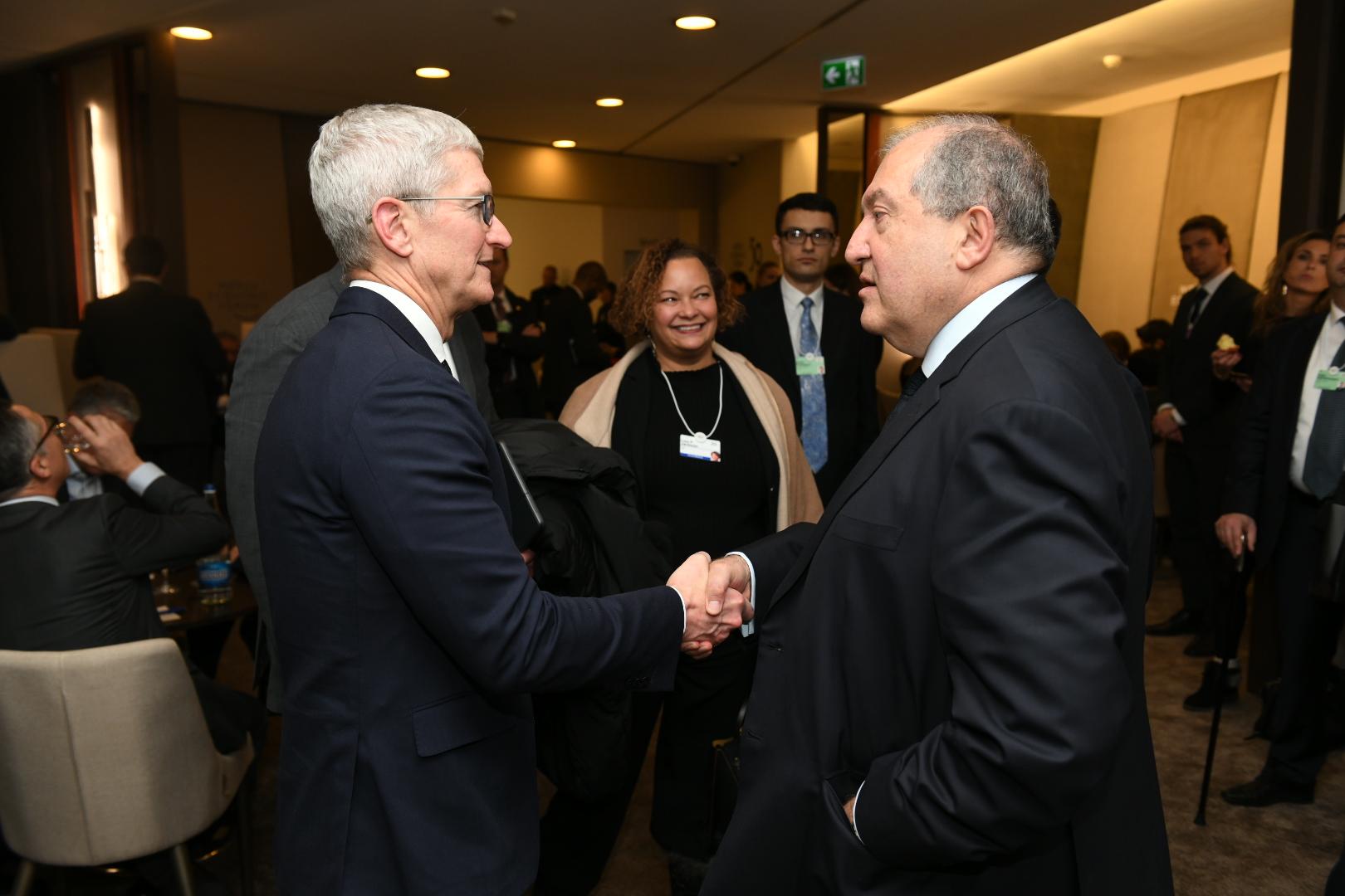 ՀՀ նախագահը Դավոսում հանդիպել է Apple ընկերության գլխավոր գործադիր տնօրեն Թիմ Քուքի հետ