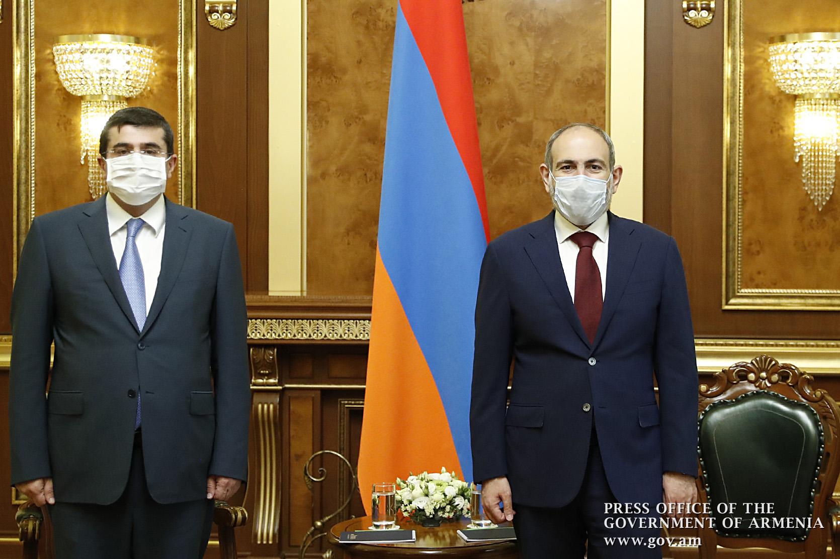 Երևանում տեղի է ունեցել Նիկոլ Փաշինյանի և Արայիկ Հարությունյանի առաջին պաշտոնական հանդիպումը