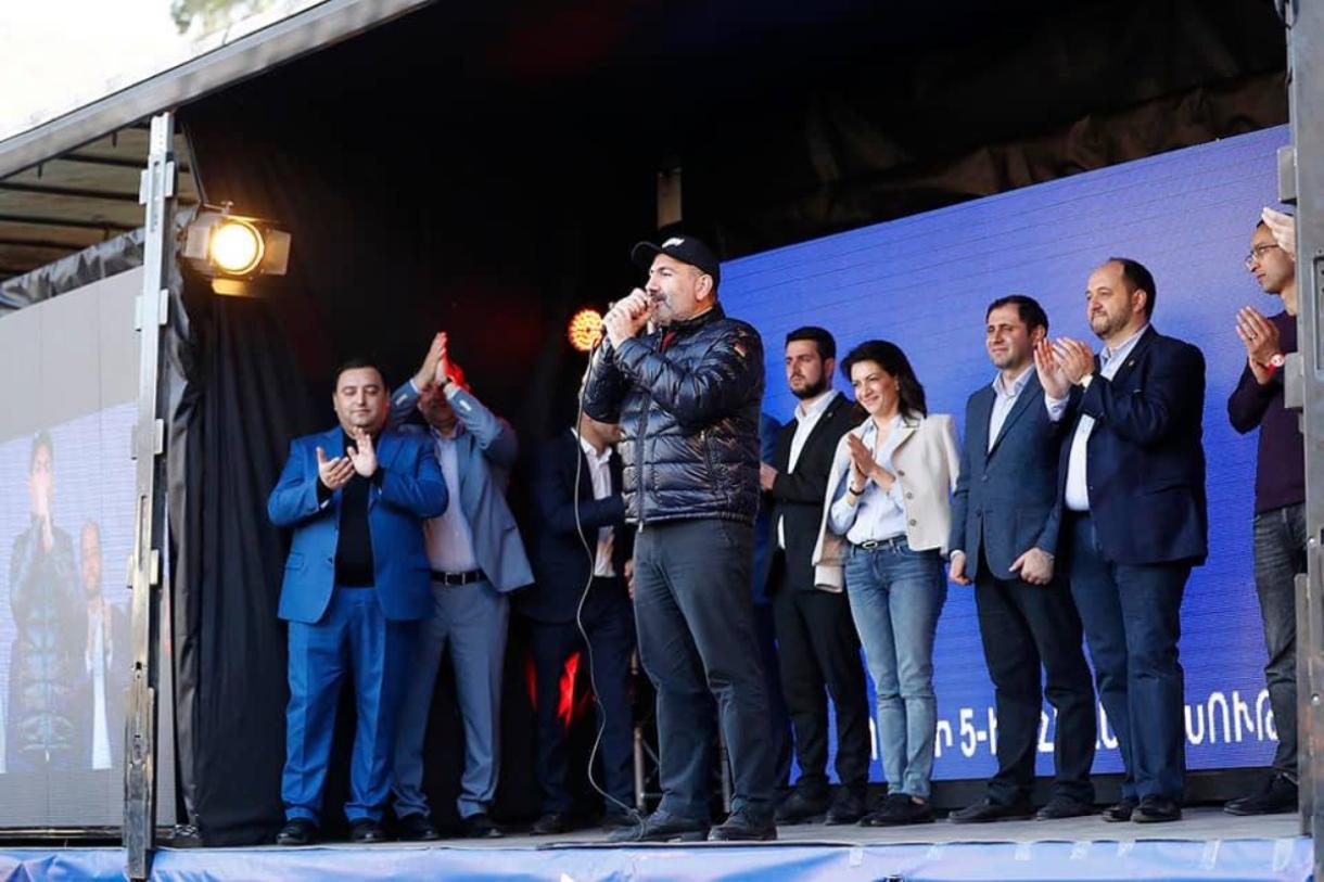 Pashinyan Kicks off Lively “Yes” Campaign as Armenia Prepares for Constitutional Referendum