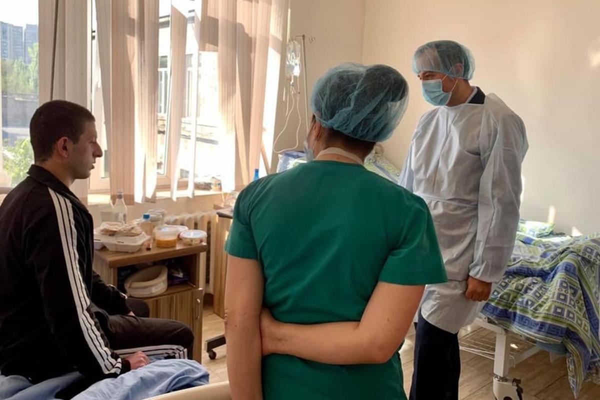 Արսեն Թորոսյանը շրջել է մայրաքաղաքի բժշկական կենտրոններով, զրուցել վիրավոր զինծառայողների հետ