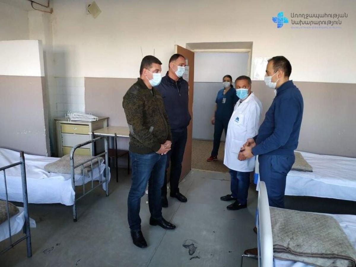 Արսեն Թորոսյանն այցելել է Վարդենիսի և Մարտունու բժշկական կենտրոններ, ծանոթացել վիրավորների բուժման կազմակերպման գործընթացին