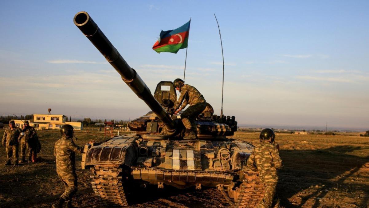 Un mois de guerre dans le Haut-Karabakh, l'Azerbaïdjan poursuit ses offensives