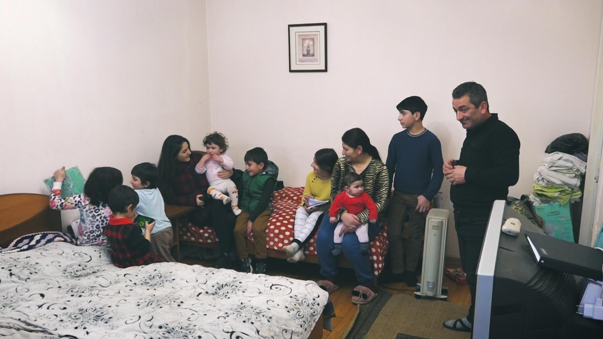 Ստեփանակերտ․ կրկնակի փախստականը՝ տասը երեխաներով երկու սենյակում