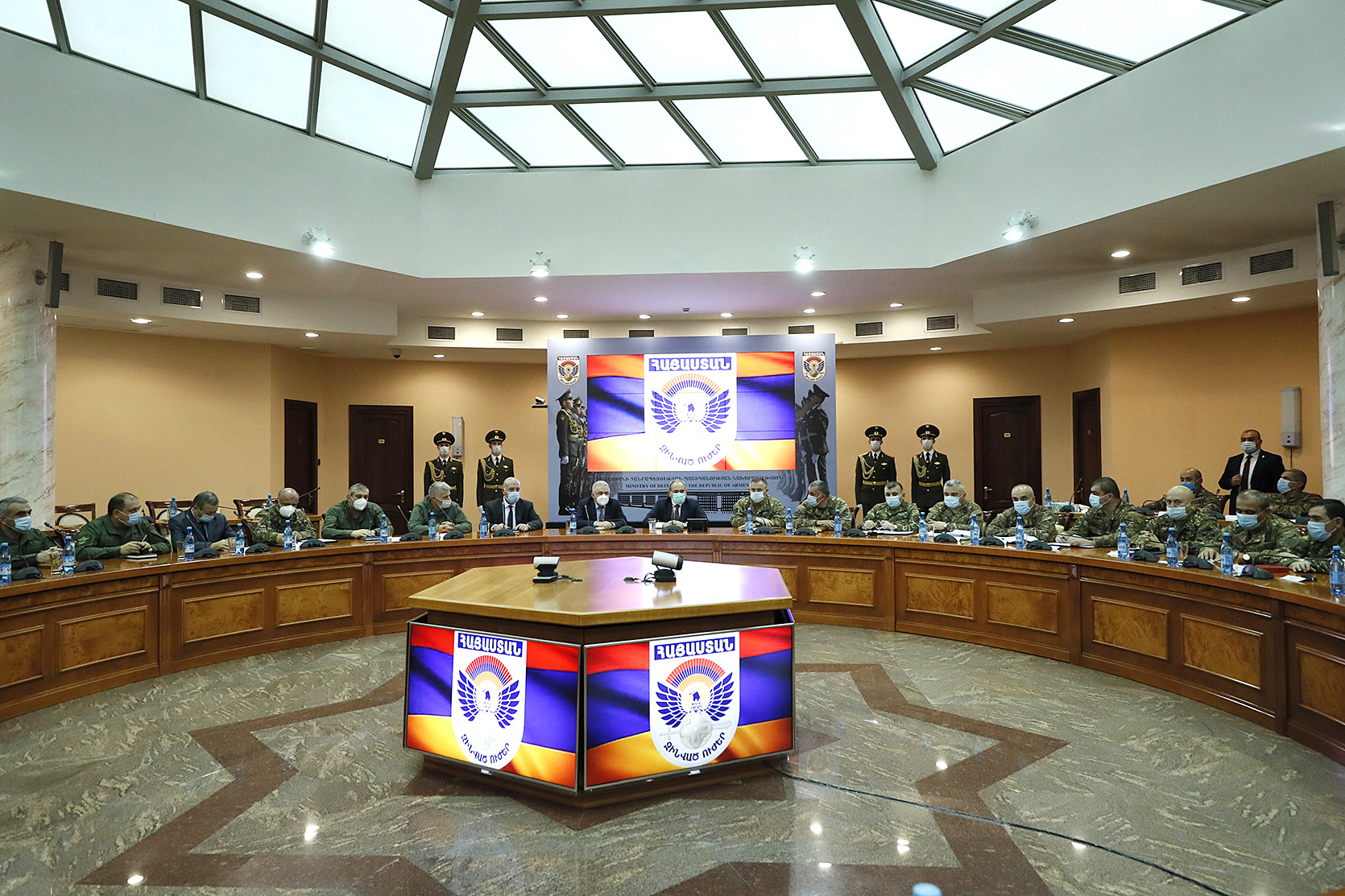Զինված ուժերի ապաքաղաքական լինելու սկզբունքը պետք է սրբորեն պահենք․ Նիկոլ Փաշինյան