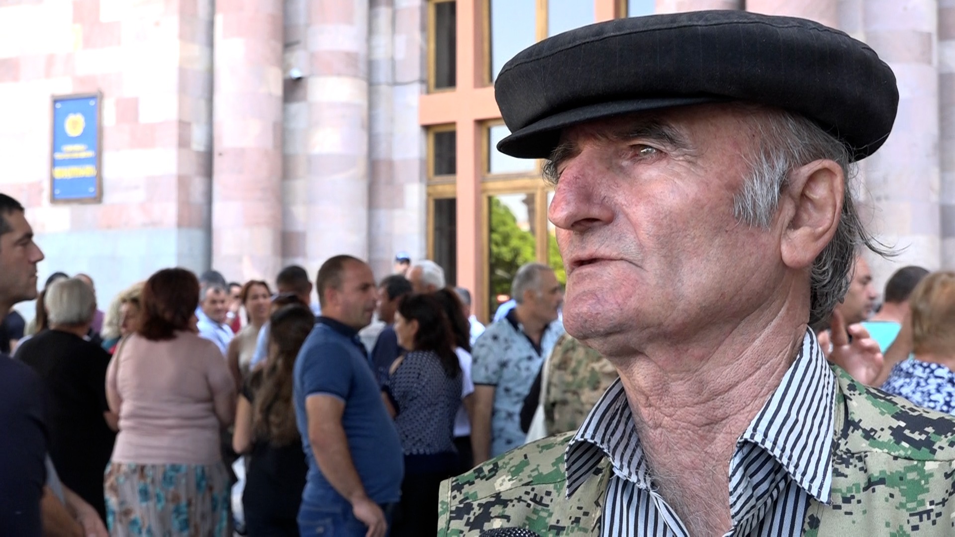 «Մի սեփական անկյուն լինի, որ իմանաս՝ անօթևան չես»․ Արցախից տեղահանվածների ցույցը՝ Երևանում