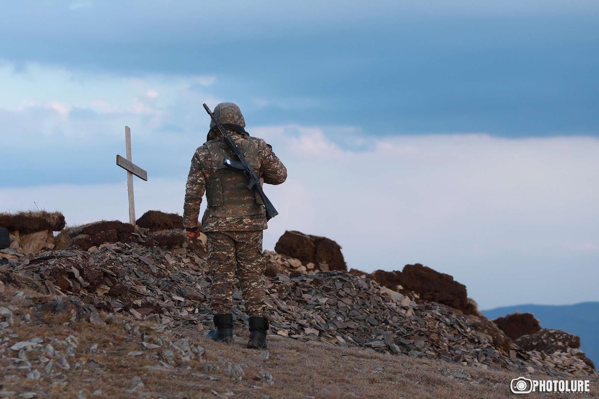 Հակառակորդի կրակոցից հայ զինծառայող է վիրավորվել, նրա վիճակը ծայրահեղ ծանր է․ ՊՆ