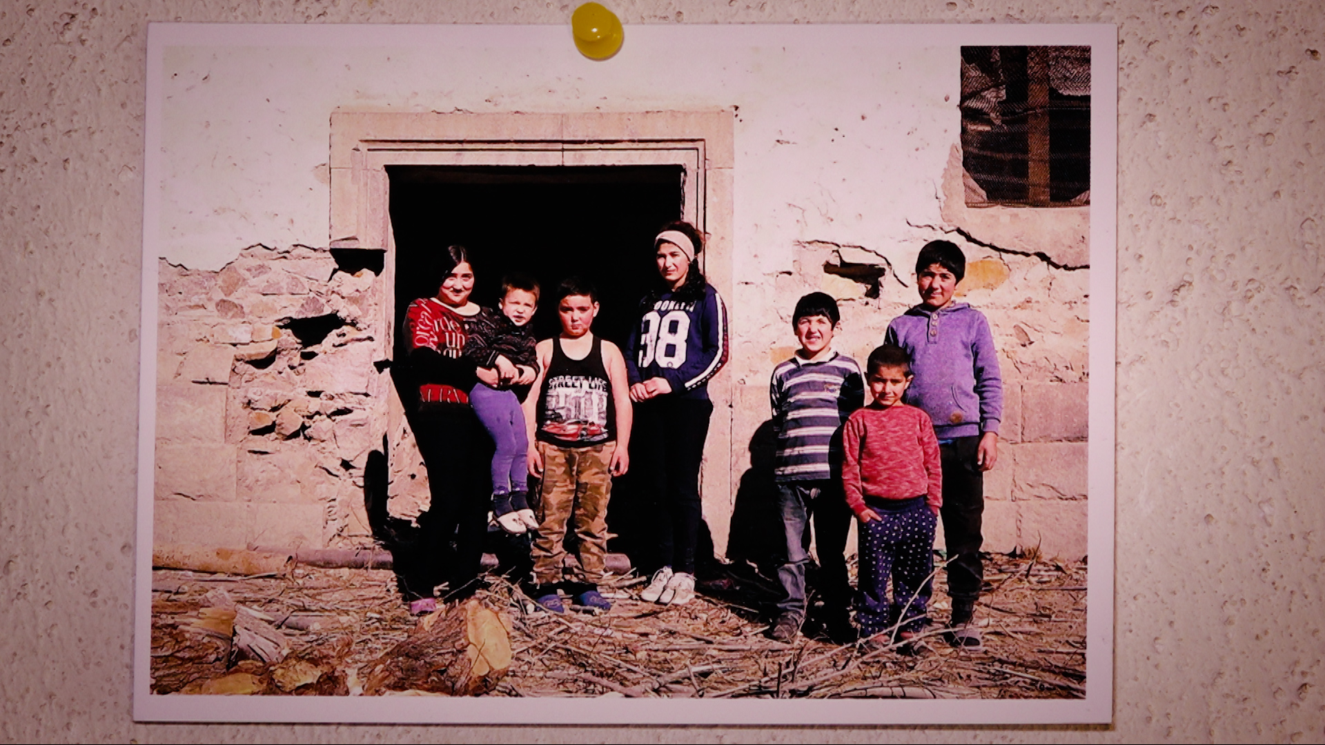 Ինքնասպան մայր, հեռացած հայր․ ինչպես է ապրում Դաստակերտի բազմազավակ ընտանիքը