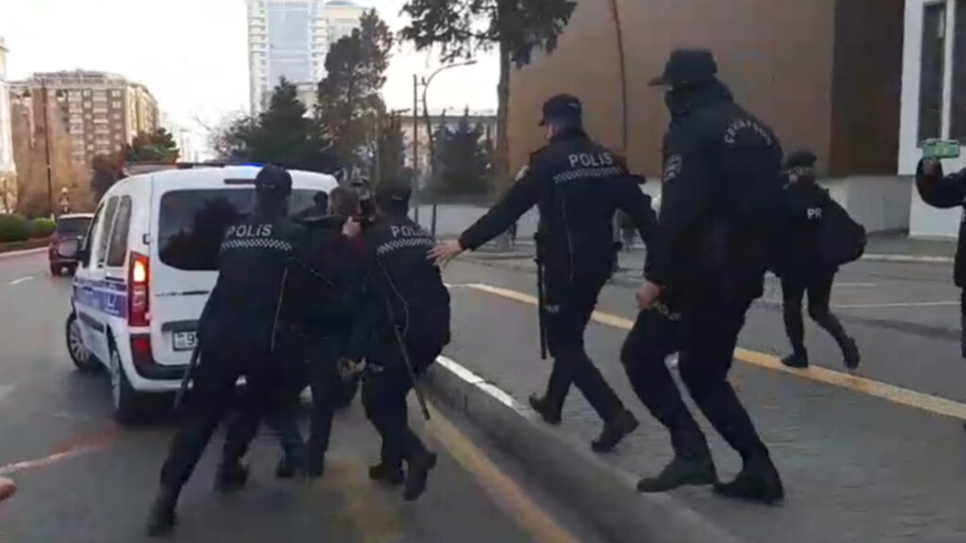Բաքվում ոստիկանությունը ցրել է Ռուսաստանի դեսպանատան մոտ բողոքի ցույցը