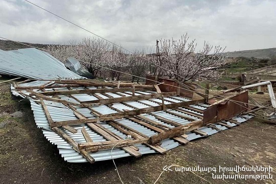 Քամու հետևանքով մարզերում և Երևանում վնասվել են տանիքներ, մեքենաներ, ծառեր․ ԱԻՆ