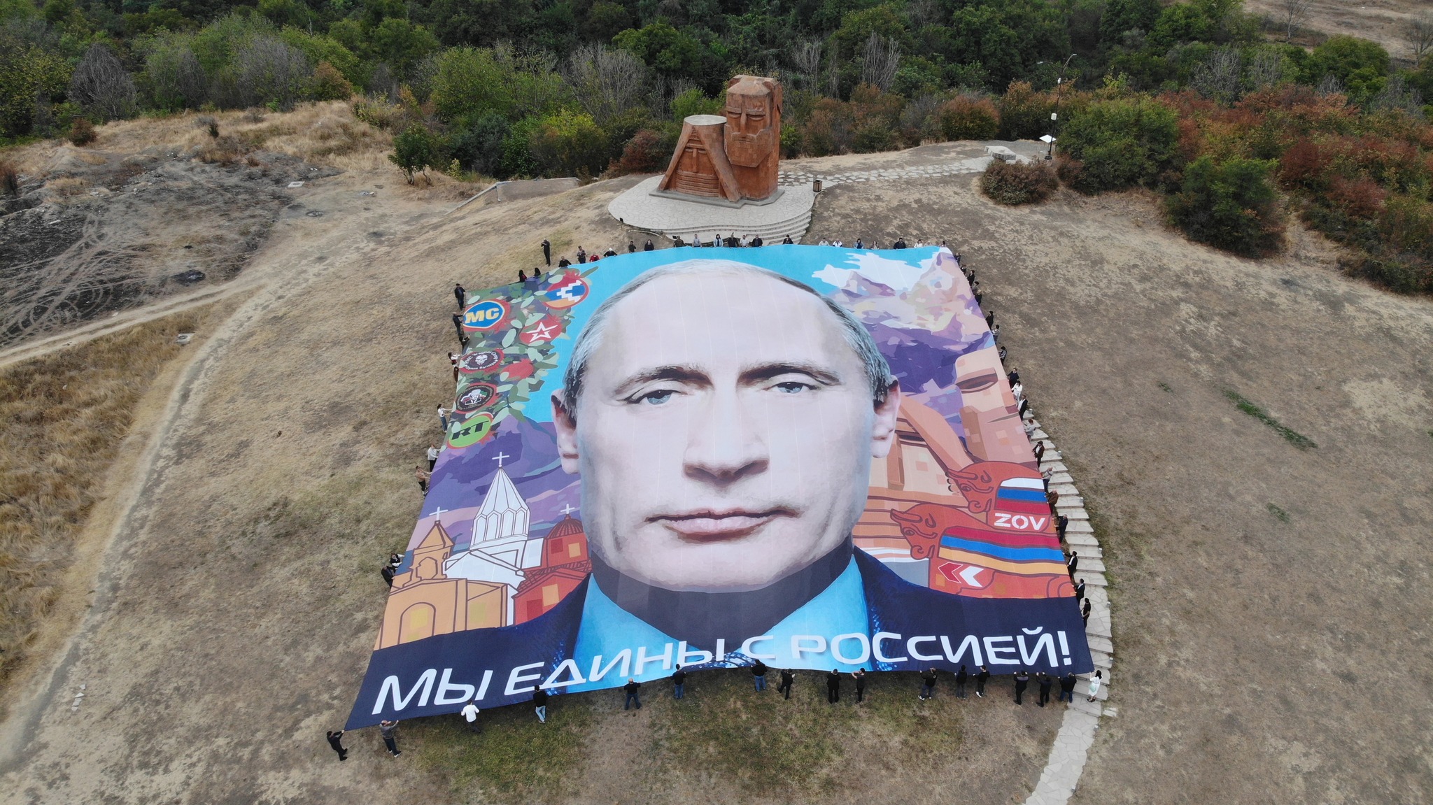 Огромный плакат Путина в Степанакерте и Ереване: кто автор акции?