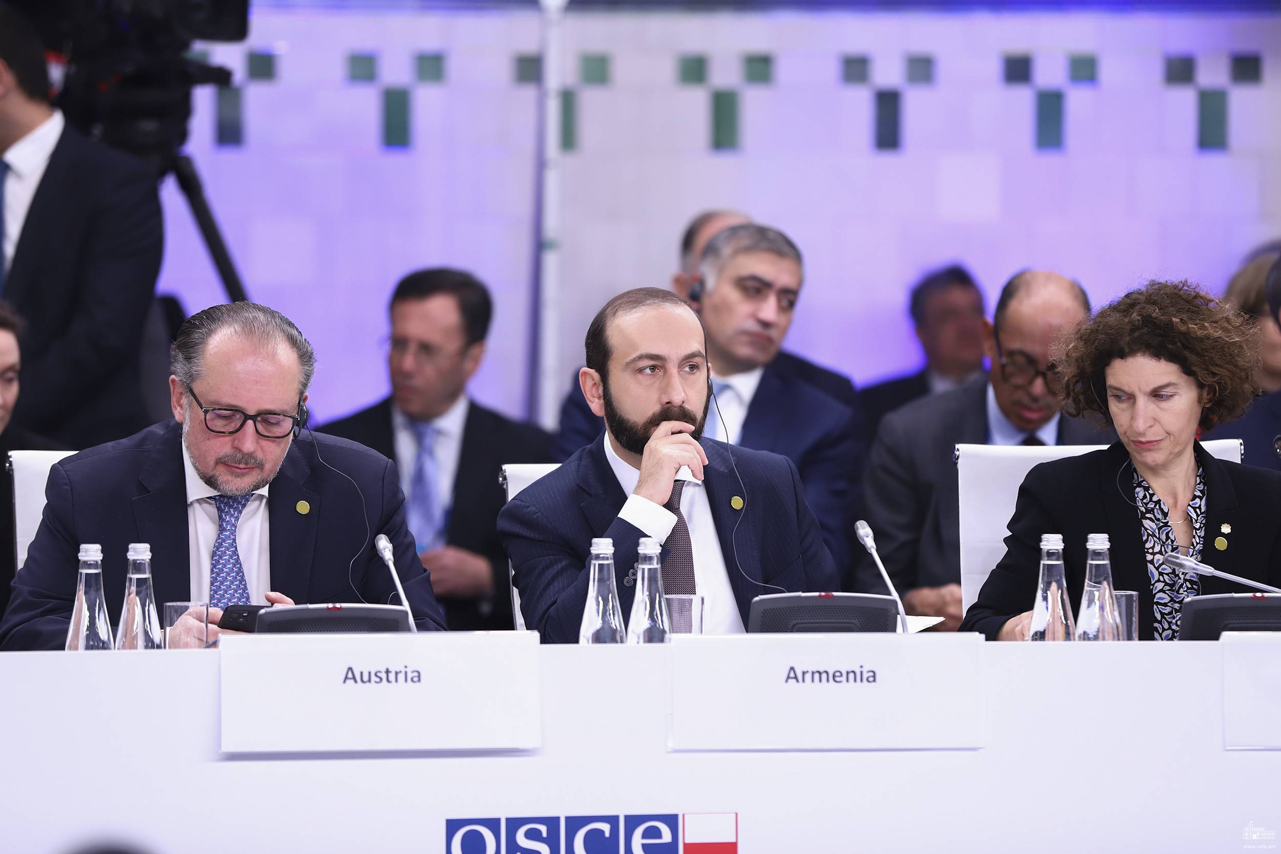 Mirzoyan reiterates commitment to peace, says Armenia will mend ties with Hungary