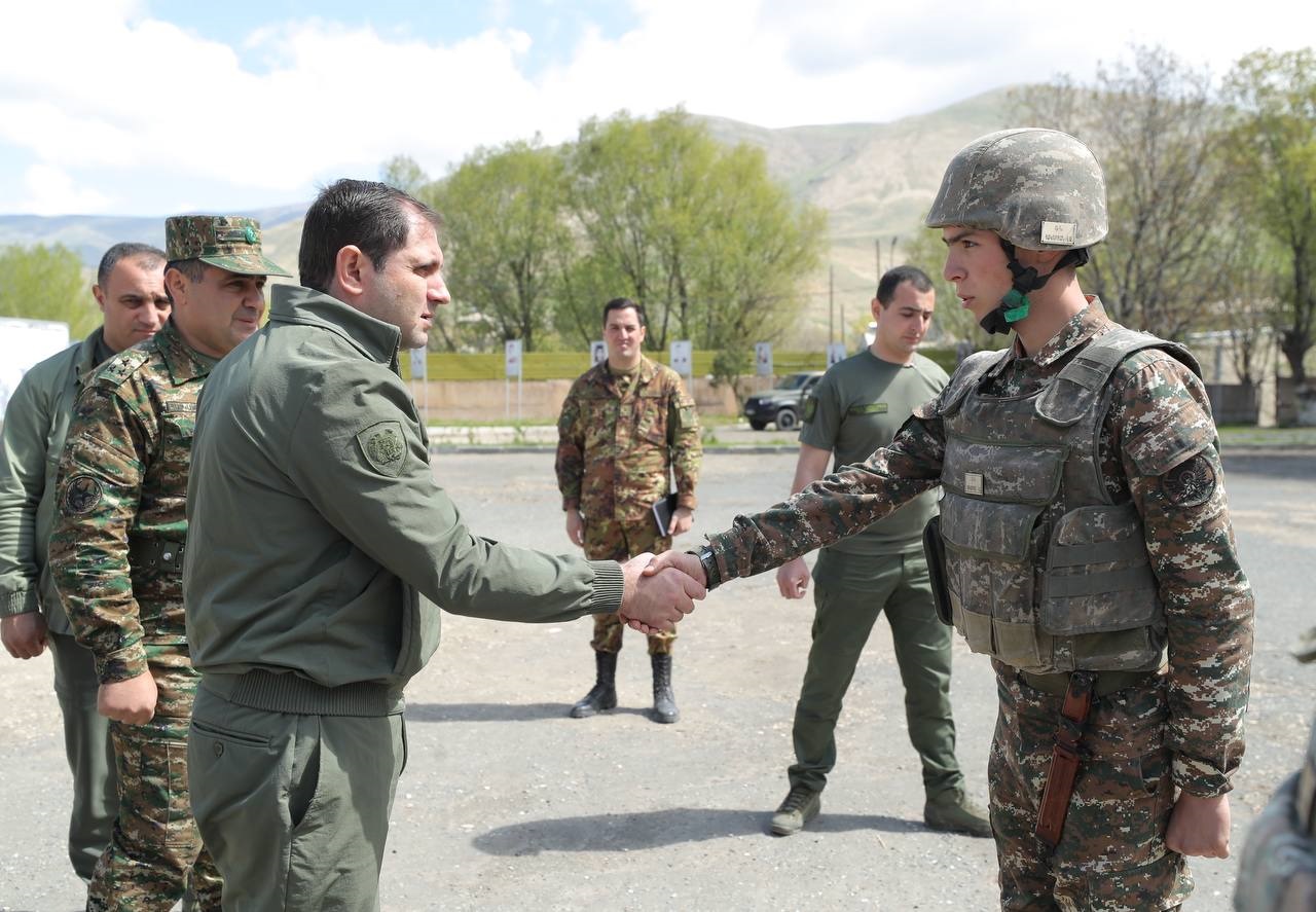 Սուրեն Պապիկյանն այցելել է զորամասեր