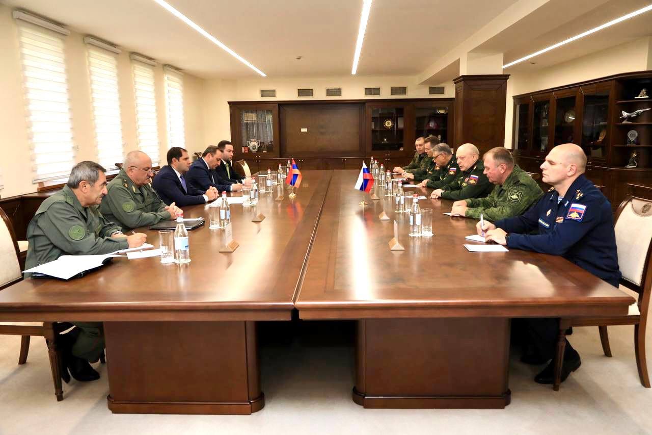 Պապիկյանն ընդունել է ՌԴ ցամաքային զորքերի և խաղաղապահների հրամանատարներին