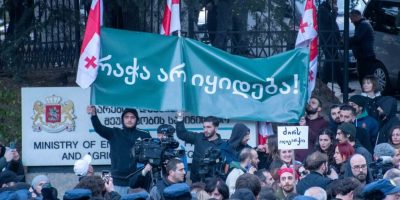«Փրկենք Ռիոնի հովիտը» շարժման անդամները՝ «Ռաչան չի վաճառվում» գրությամբ պաստառ են պարզել: Լուսանկարը՝ Շոթա Կինչայի/OC Media.