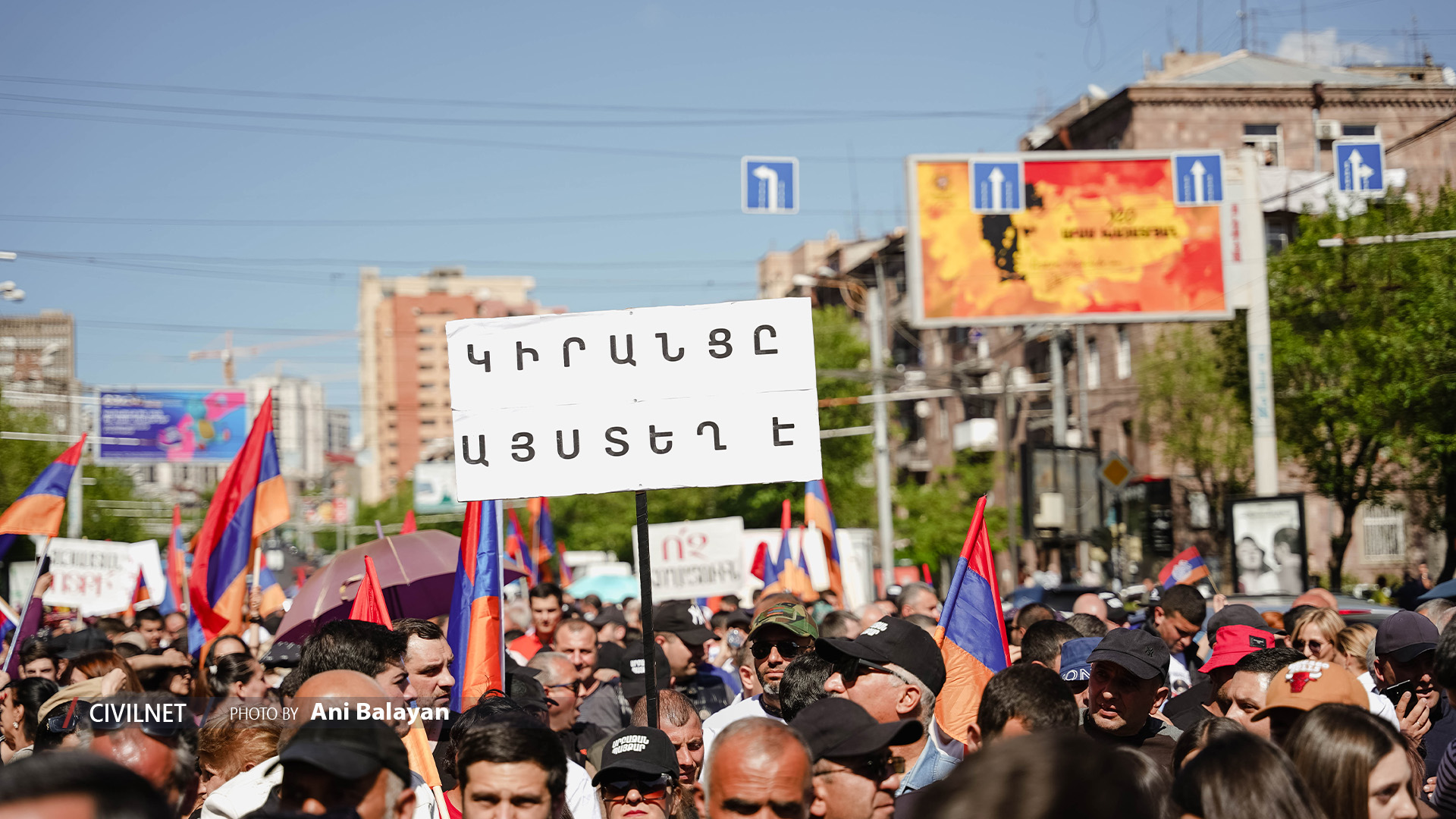Plus de 30 000 Arméniens rassemblés contre Nikol Pachinian